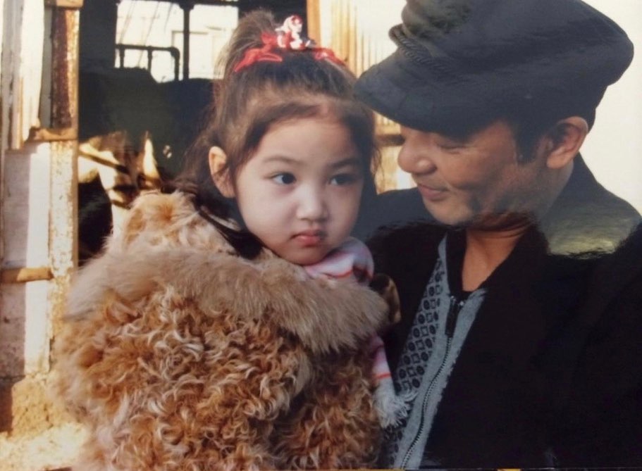 Ella由細靚到大，她在IG貼出小時候與任達華合照，亦長得非常可愛。